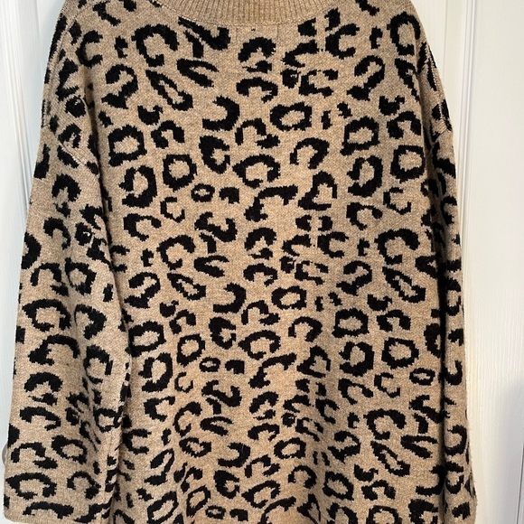 Lyla & Luke leopard print oversize v neck long sleeve sweater size medium - Picture 6 of 11